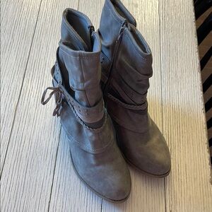 Stylish Gray Women's Boots